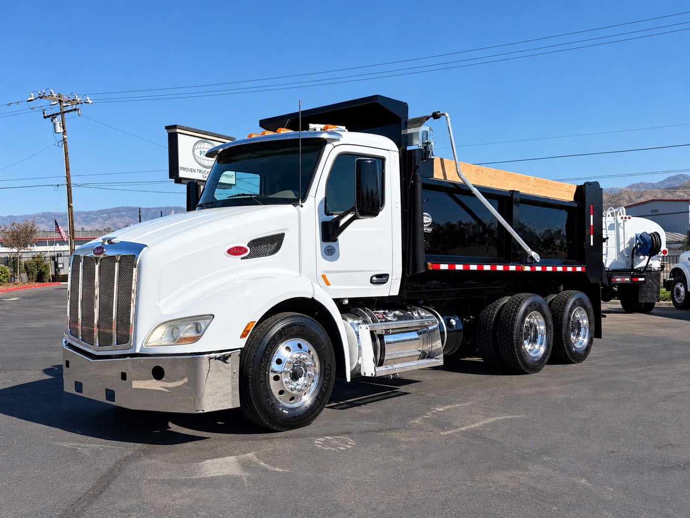 2018 Peterbilt 579 10 Yard Dump Truck